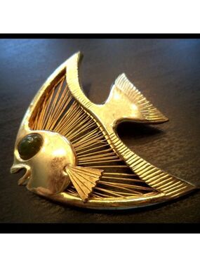 STUNNING VINTAGE ESTATE JADE EYE GOLD TONE FISH 2 1/8" BROOCH